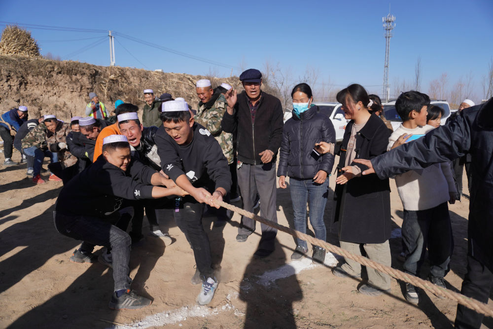 2023年12月31日，在甘肃省临夏州积石山县石塬镇沈家坪村，村民们进行拔河比赛，迎接新年。新华社记者　马希平　摄