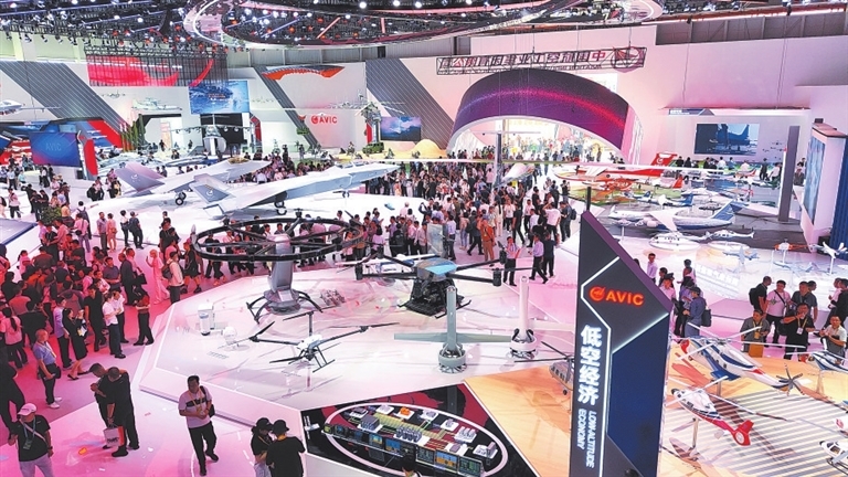 2024年珠海航展中航工业低空经济展区人潮如涌。图片由受访对象提供