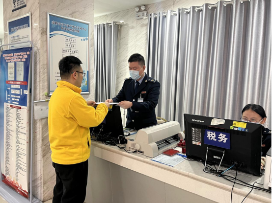 税务干部为群众顺利办理不动产登记业务