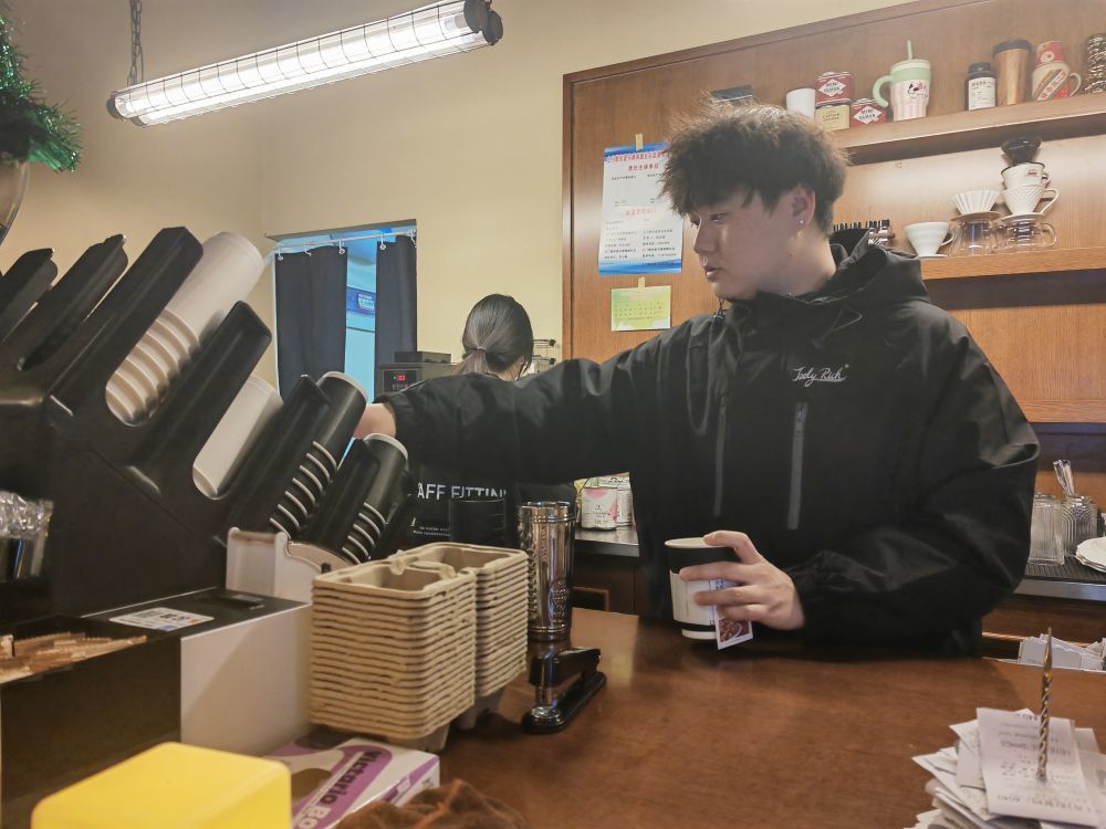李懿航在咖啡店里工作 新华社记者 崔翰超 摄
