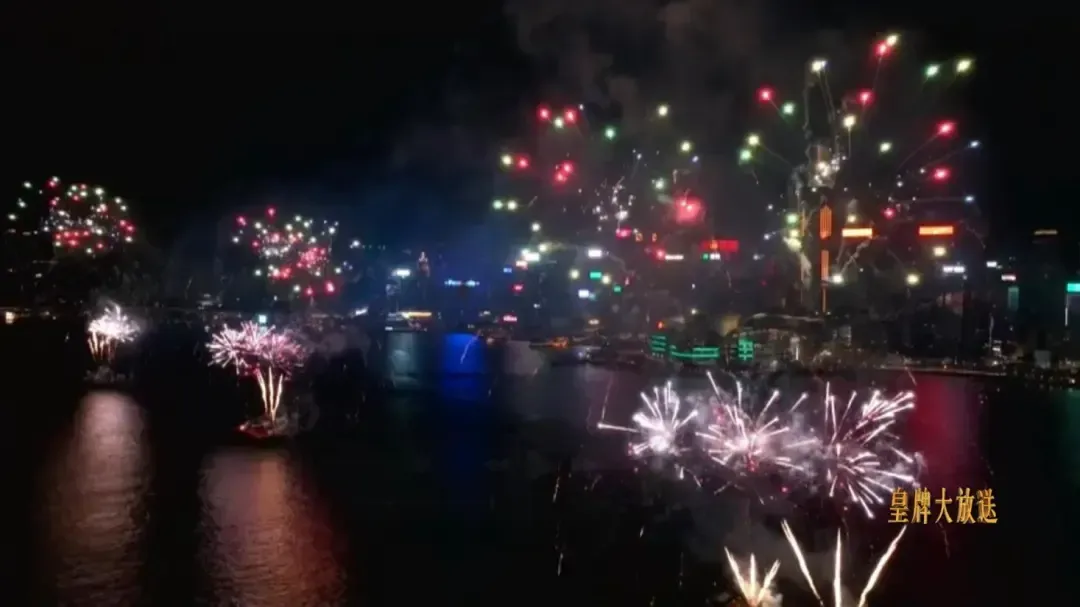 烟花汇演吸引众多市民游客齐聚维港两岸，背后是香港交警长达几个月的部署