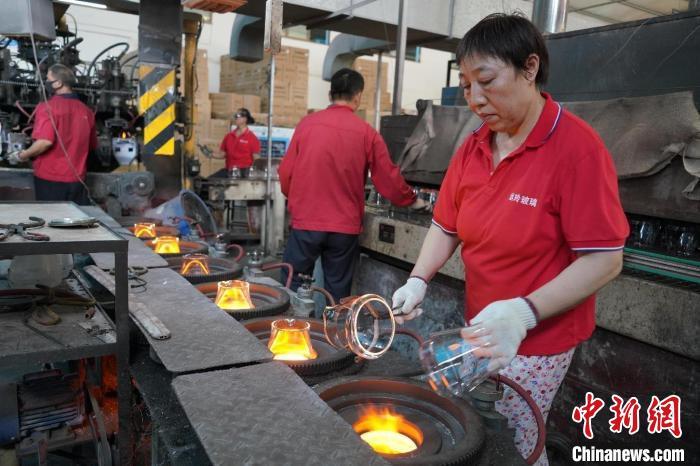 图为位于重庆市合川区的清平玻璃返乡创业园内，工人正在制造玻璃器皿。重庆人社供图