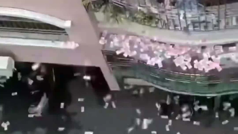 广东肇庆有人从阳台向外撒钱,地上散落大量百元纸币,附近商户:没人敢捡_凤凰网视频_凤凰网