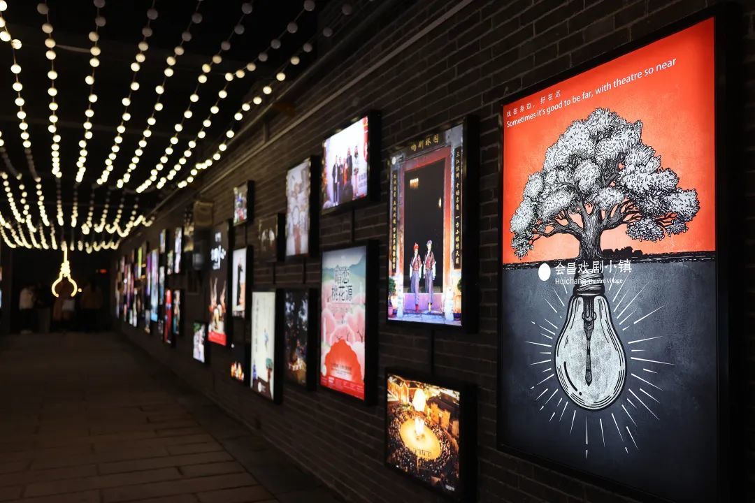 戏剧小镇里的海报墙。