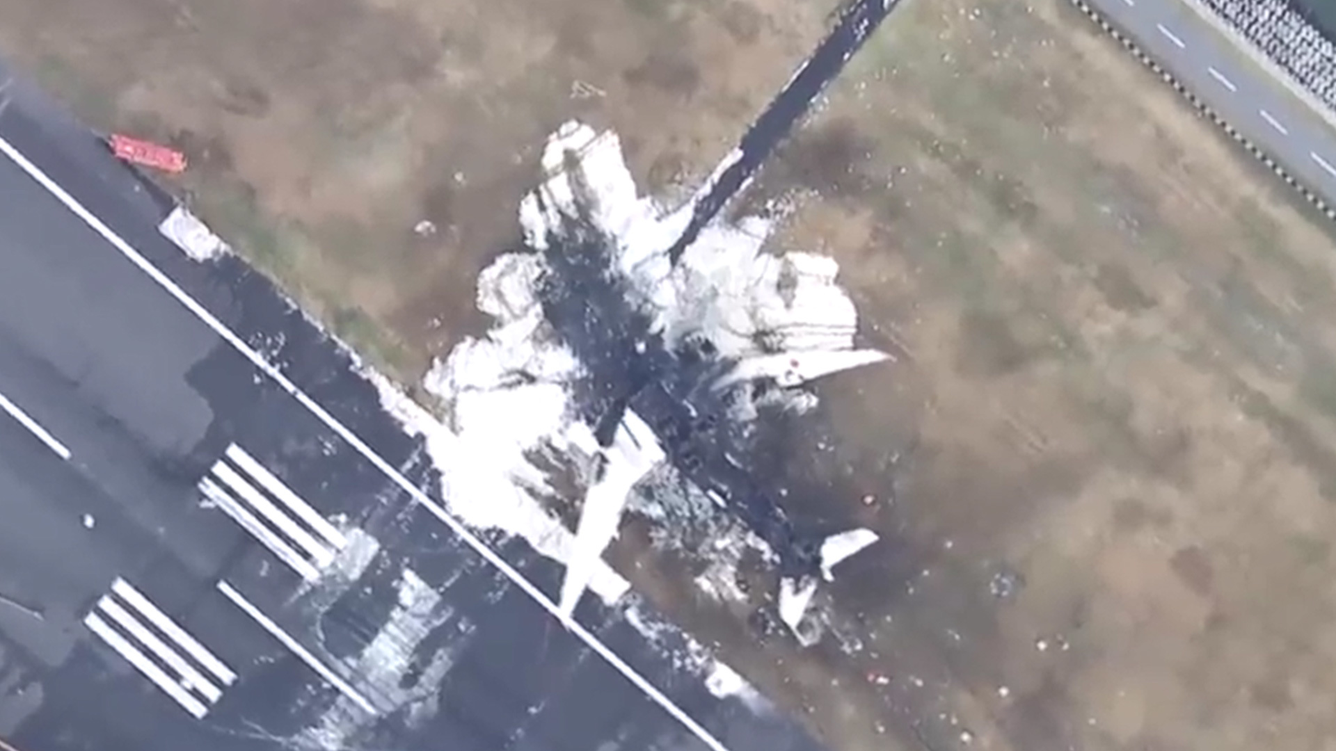 日本撞机事故最新画面：客机机身烧成残渣，只剩部分机翼