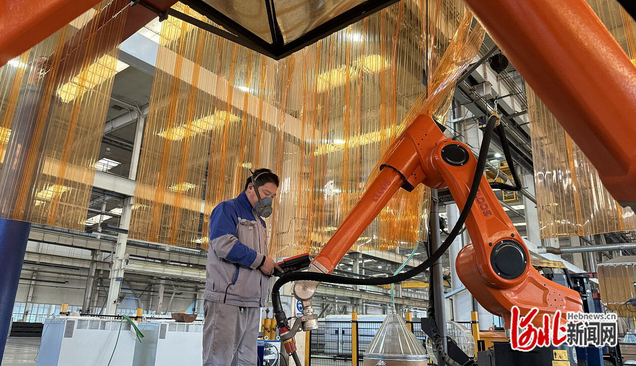 日前,工作人员在石煤机公司生产线上操控焊接机器人作业。(资料片) 河北日报记者 史晟全摄.jpg