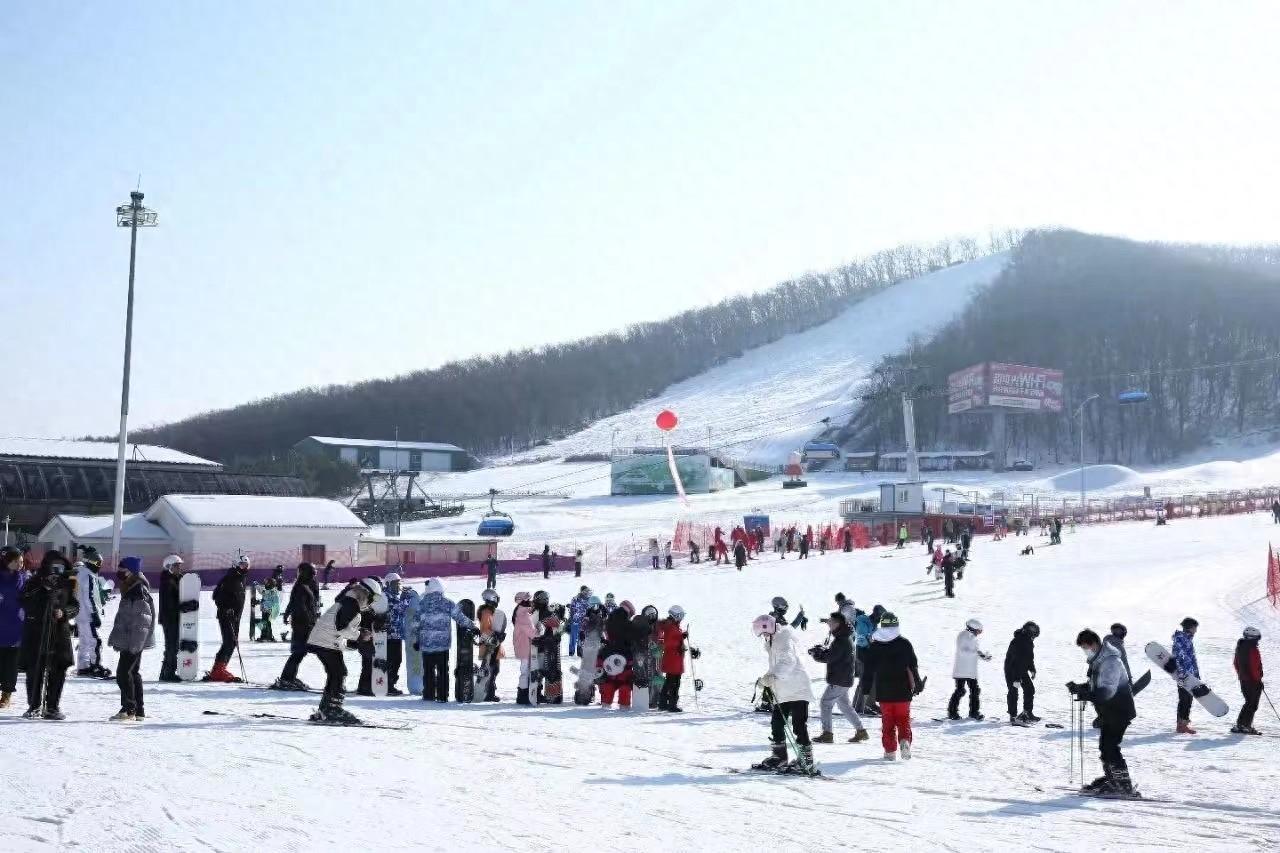 为丰富冰雪摄影体验，中国摄影家协会联合长春莲花山滑雪场开展冰雪摄影采风活动。