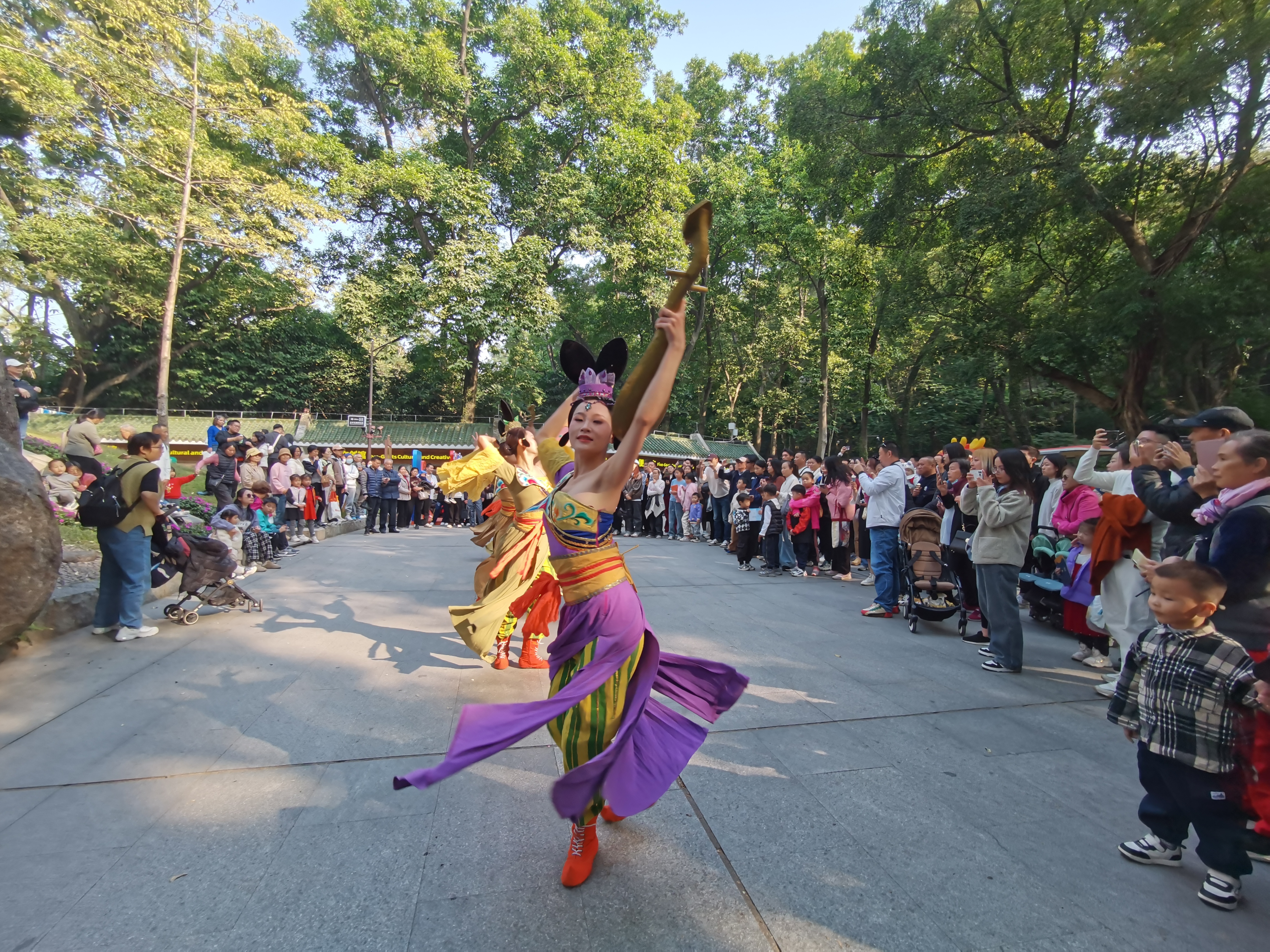 兰州大剧院演员在广州越秀公园进行快闪表演