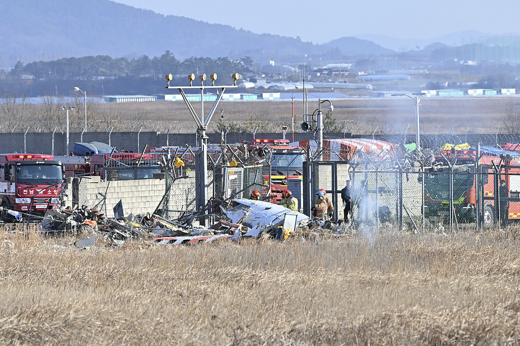 韩国客机着陆时撞墙起火，已致62人死亡