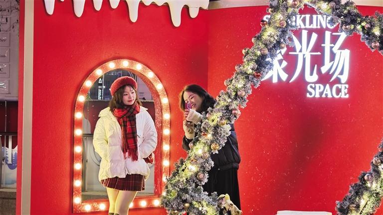 兰州万象城南广场的“聚光场”城市慢闪主题街区,市民在拍照打卡。