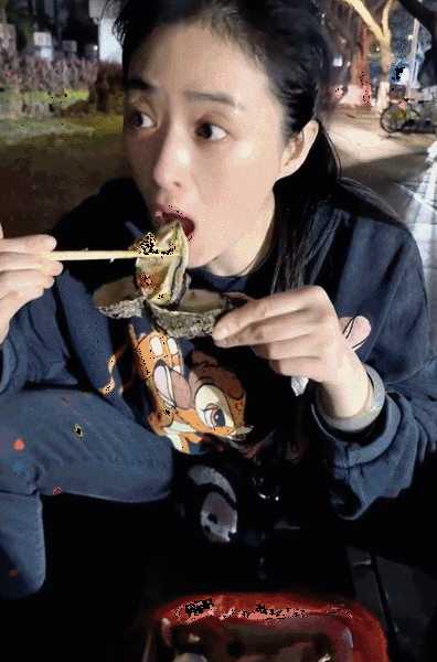 蒋欣尽情享受生蚝，满脸满足。
