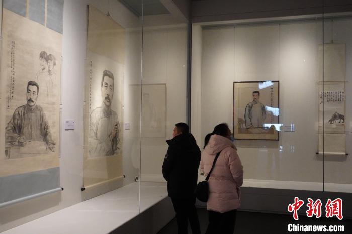 观众参观“向大师致敬：北京鲁迅博物馆馆藏美术品展”。韩章云 摄