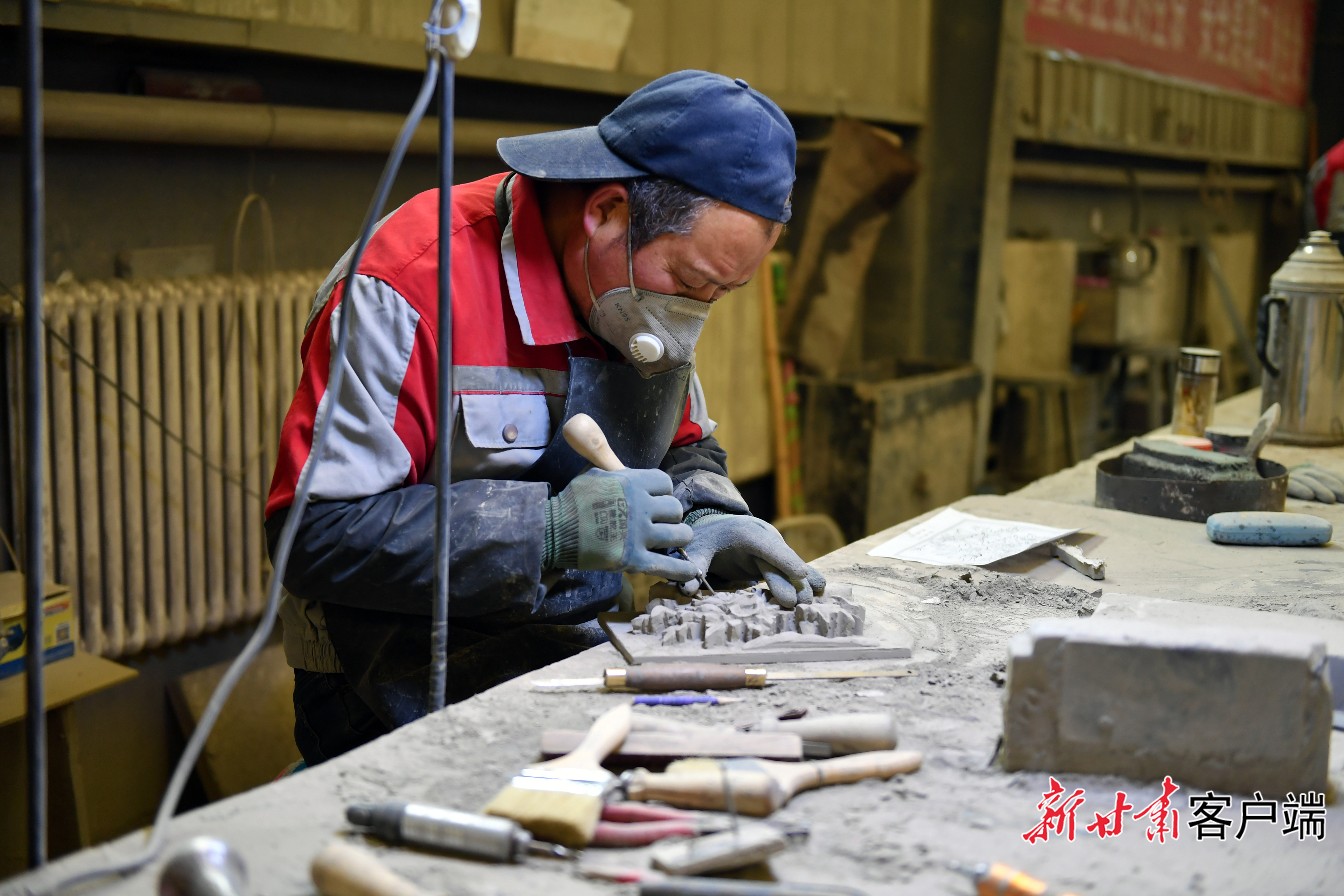 砖雕工匠制作砖雕