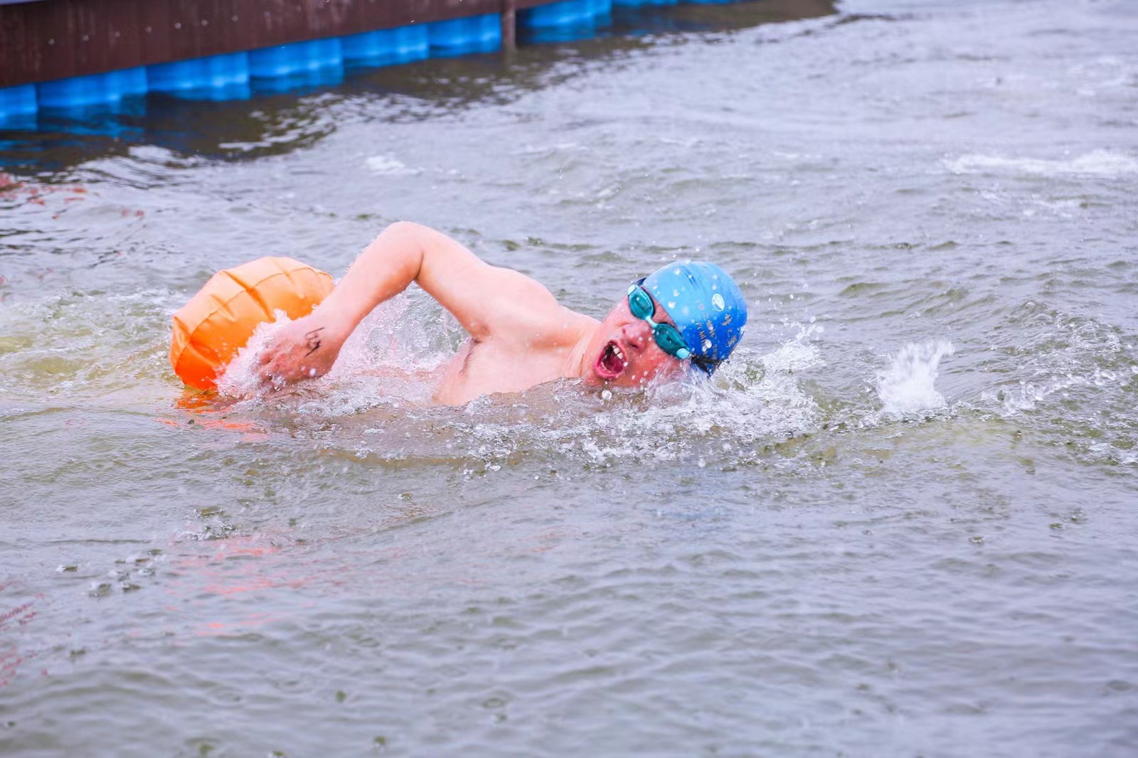 江苏宿城：击水寒冬，600余名“泳士”逐浪朱海