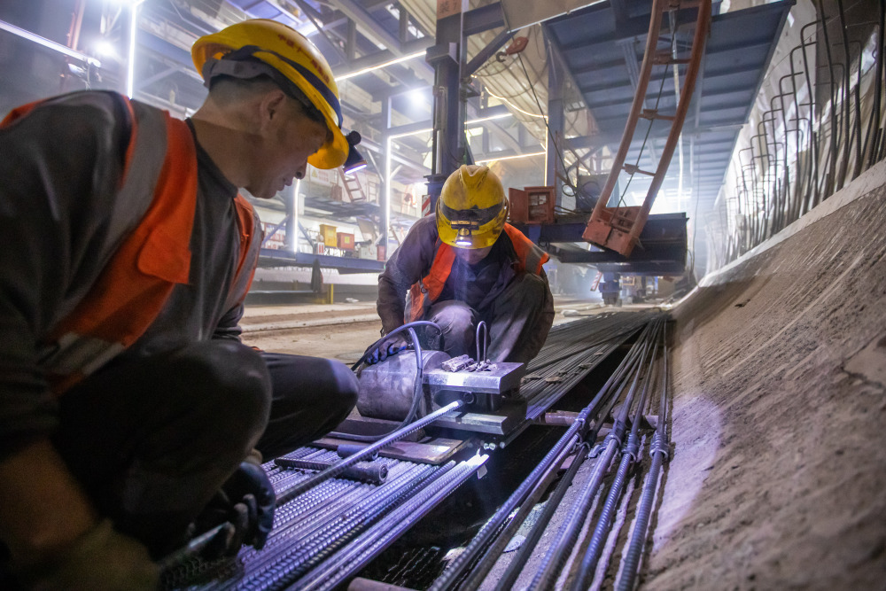 ▲1月4日，西渝高铁开州段，工人们正在铁峰山隧道内施工、除渣。