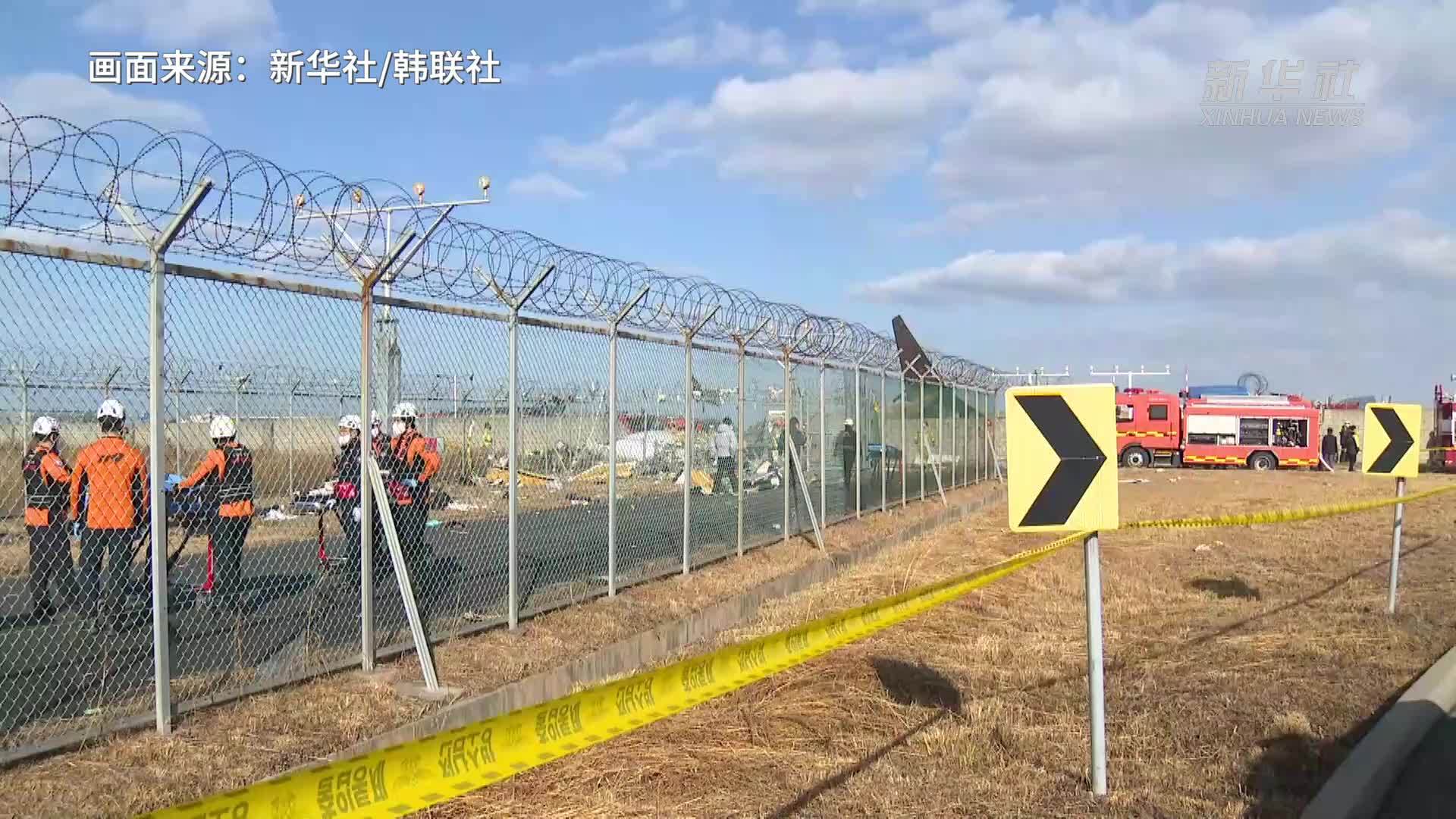 韩国务安机场坠机事故已确认120人遇难 韩媒称客机尝试二次着陆时坠毁