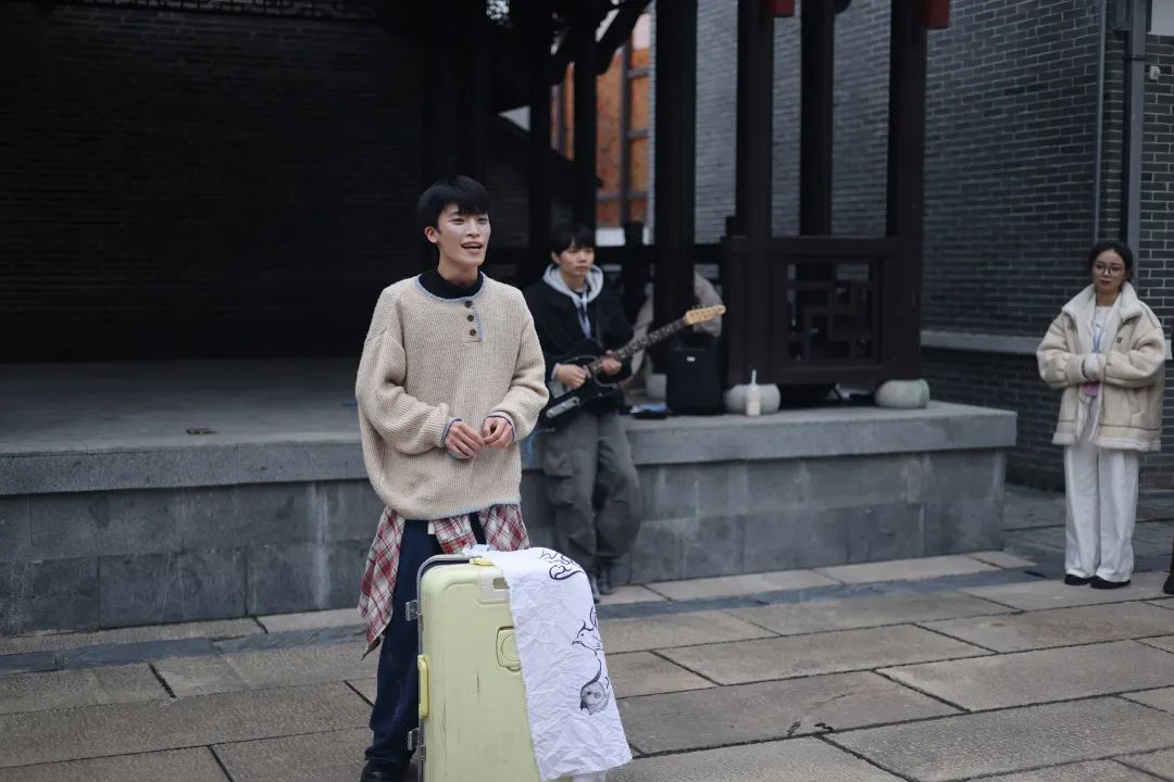 小镇内，各种露天演出随处可见。