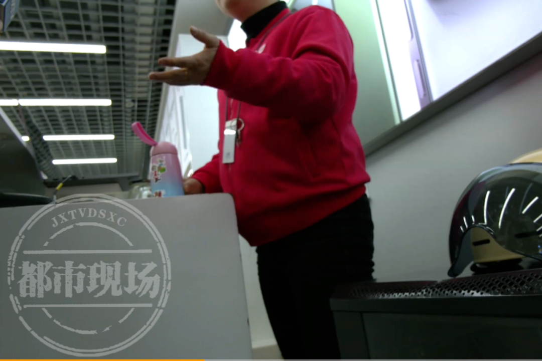 红米手机充电时突然“爆炸” 用的是原装充电器和数据线