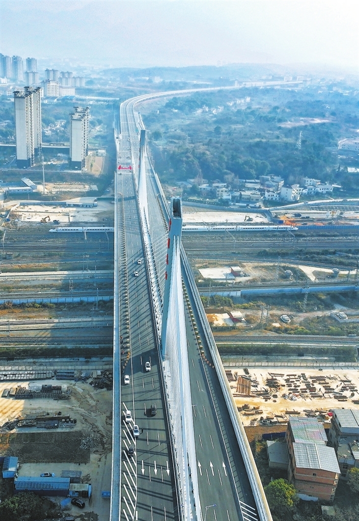 九江新建快速路系统工程（一期）全线通车。（骆道明 本报记者 杨罗军 摄）