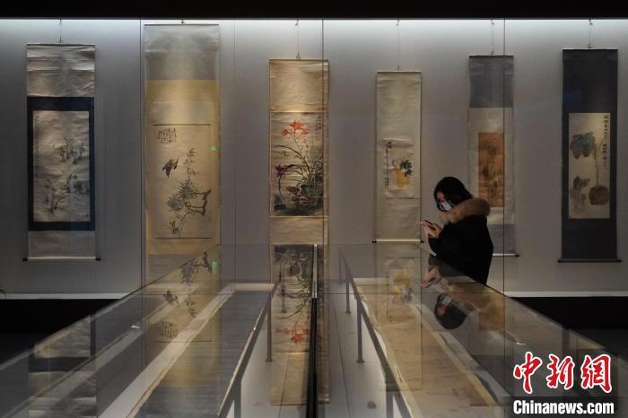 观众参观“笔墨风流——河南博物院藏明清书画精品展”。韩章云 摄