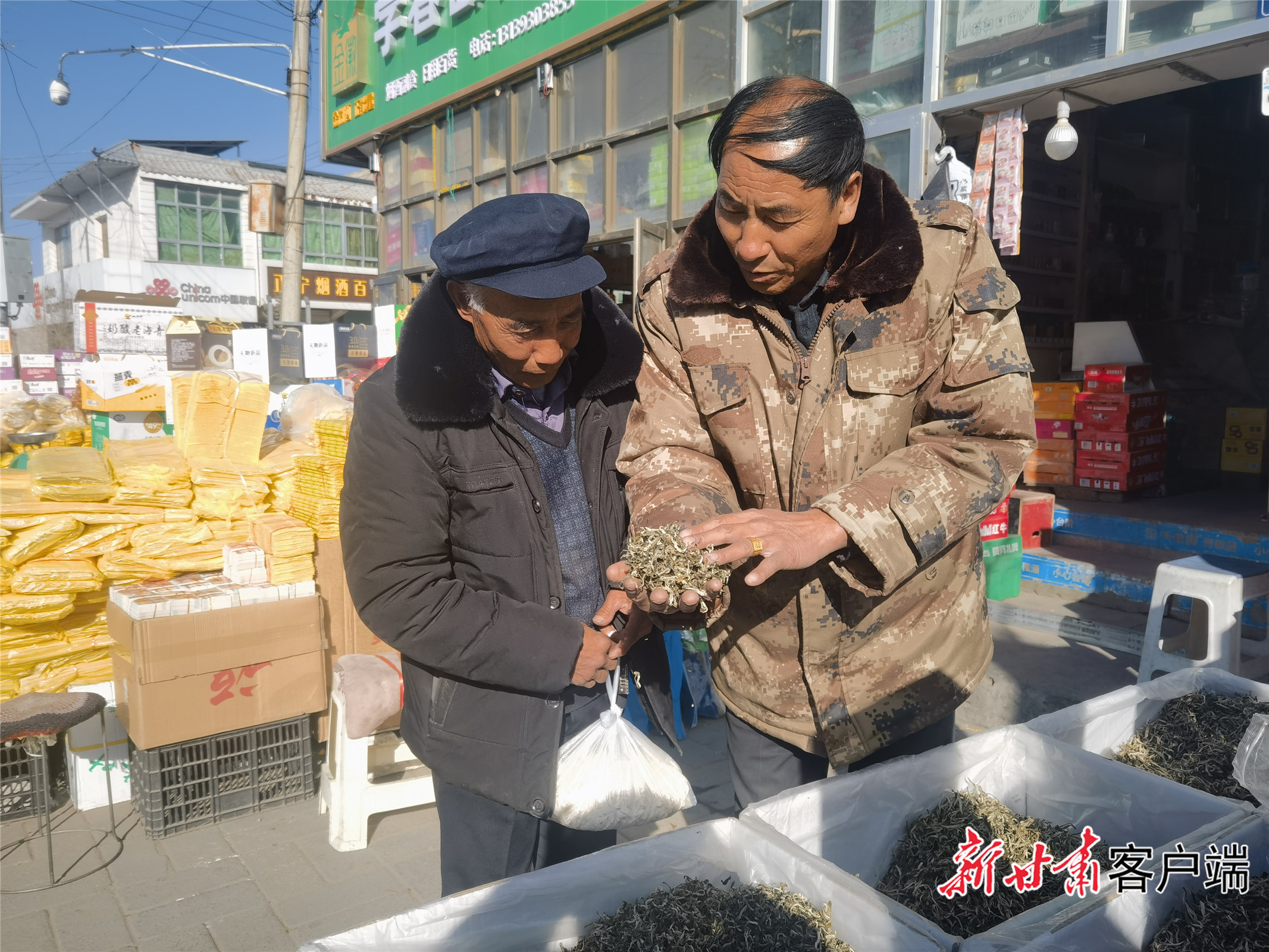 樊学表热情地招呼顾客