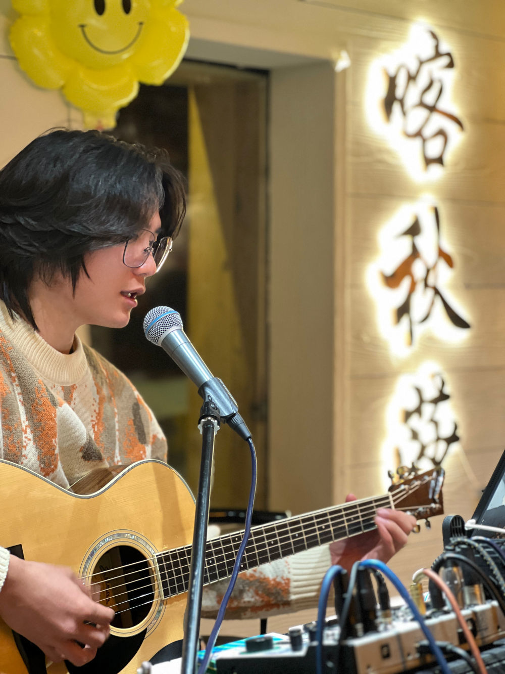 江西雪友秦浩东在禾木村一家餐厅做驻唱歌手。受访者供图