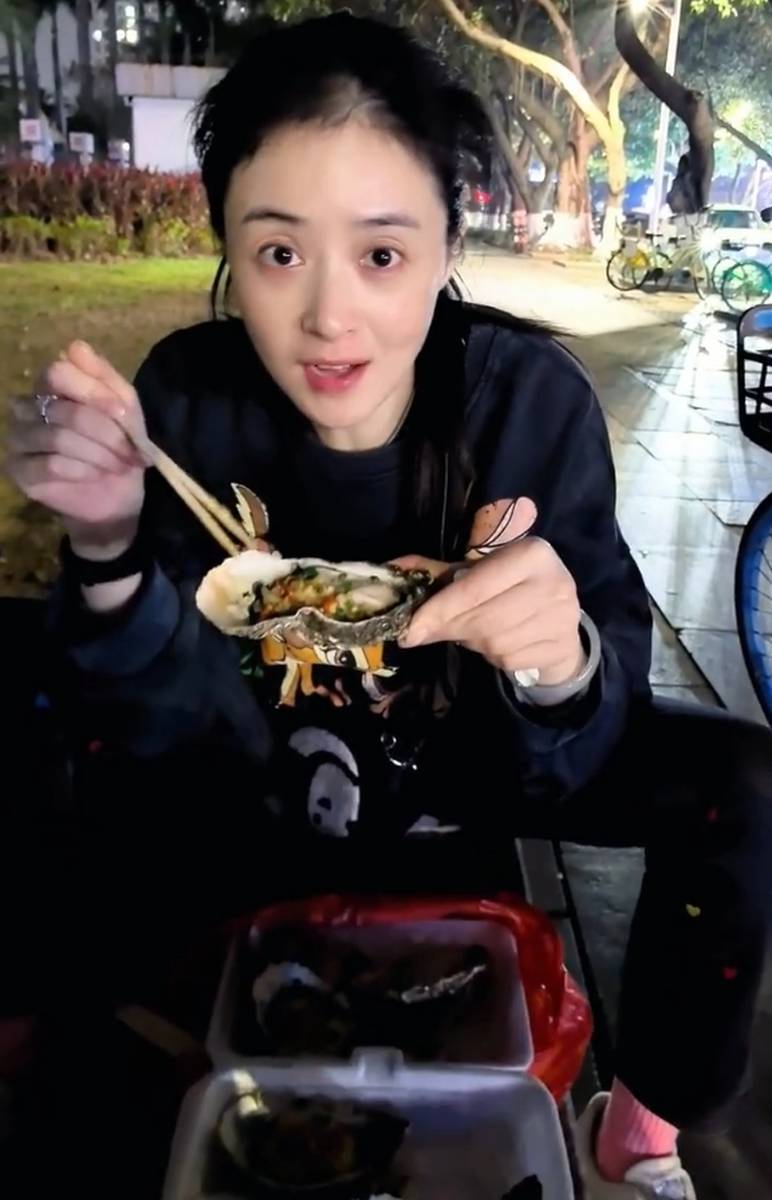 26日晚，蒋欣分享减肥vlog，夜骑中偶遇烧烤摊，忍不住连吃12只生蚝，随后幽默表示要继续减肥。
