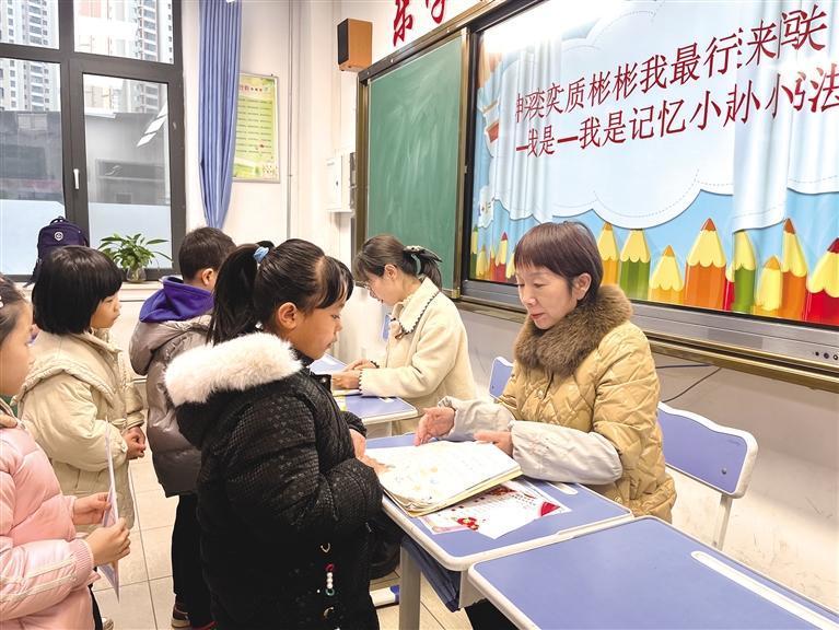 孩子们在进行闯关活动