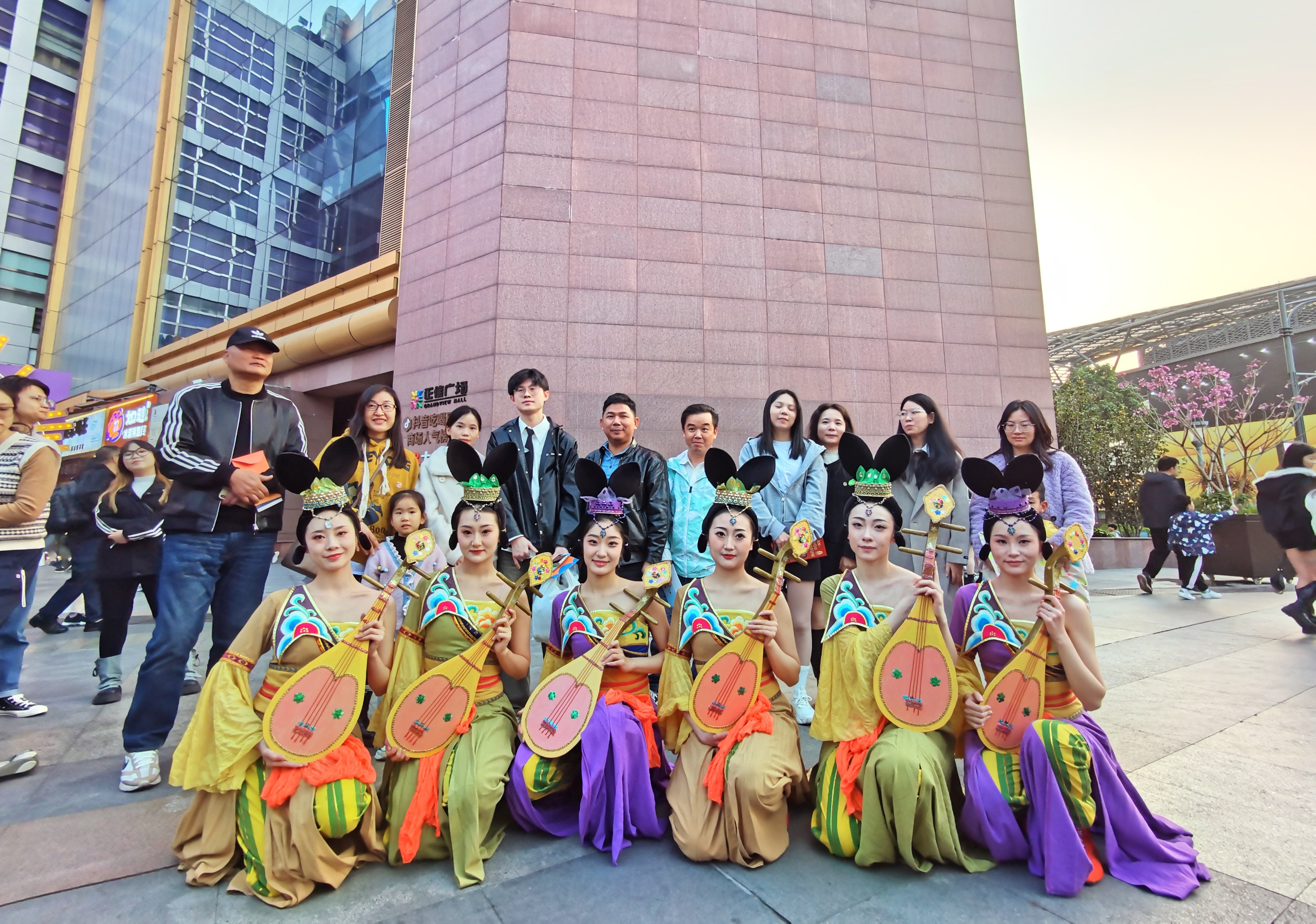 在广州正佳广场,市民游客与敦煌舞演员们合影