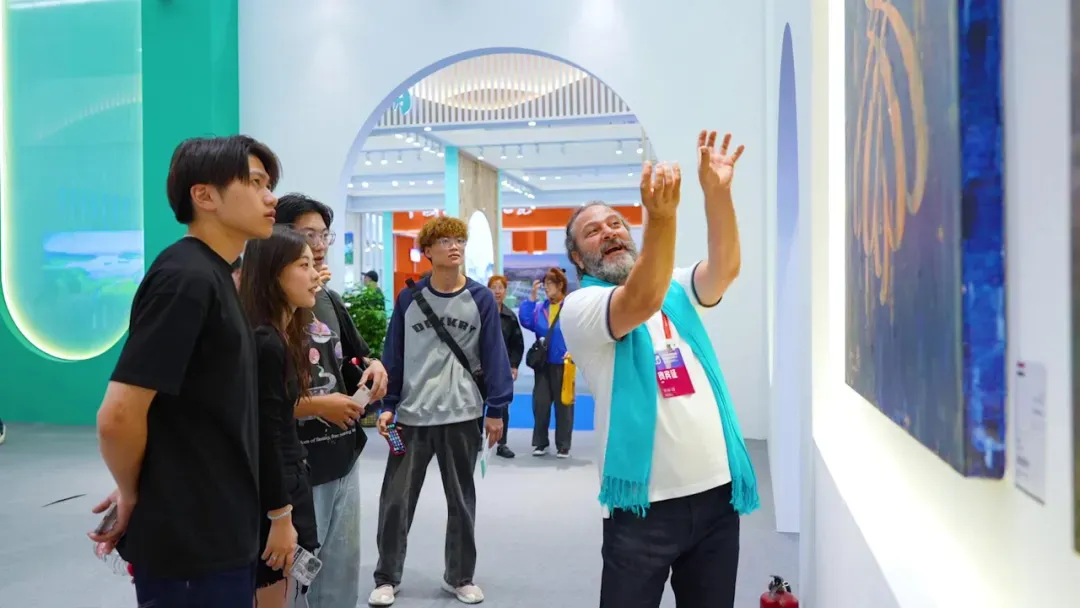 ▲ 外国艺术家为游客讲解 。 江西广播电视台记者摄