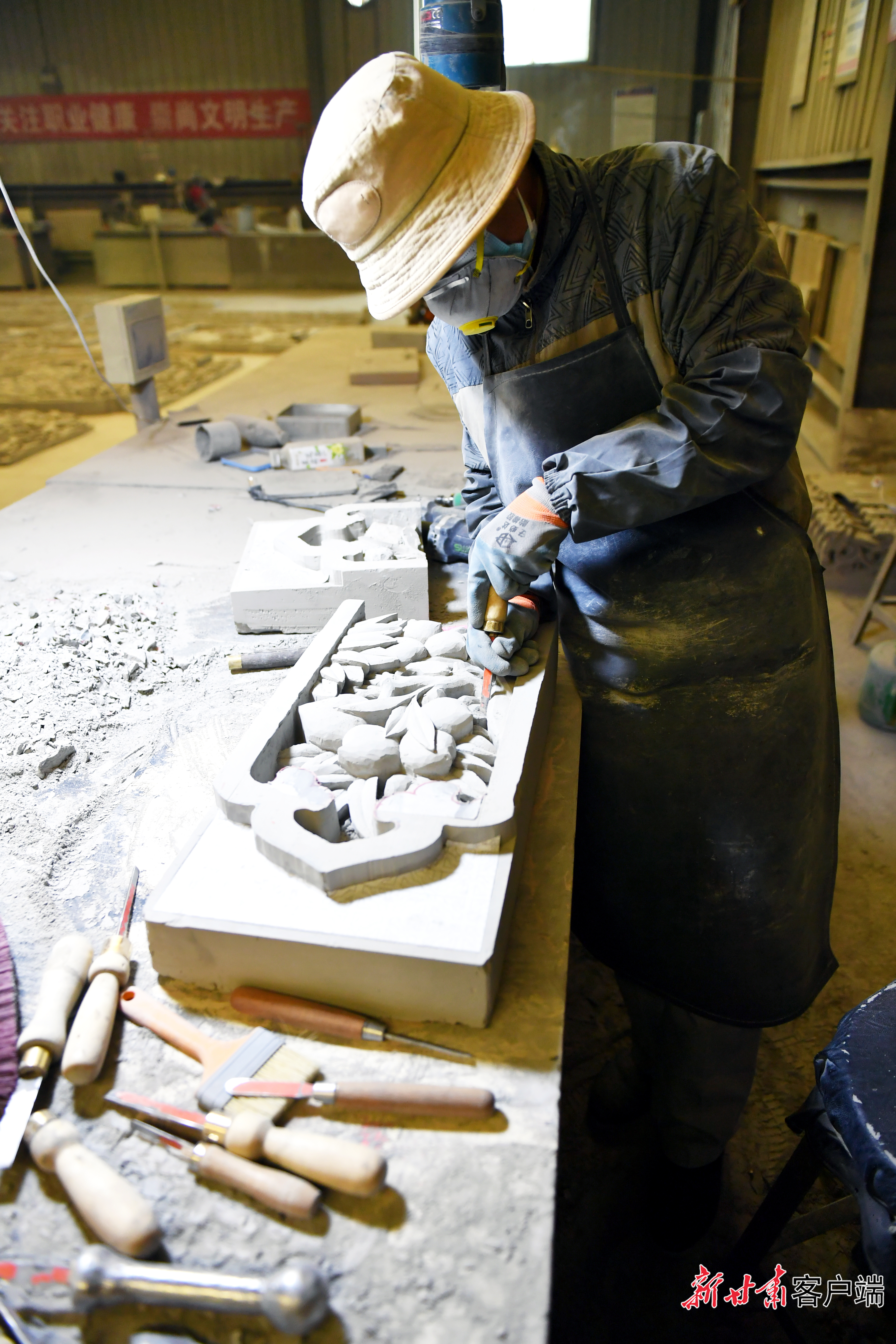 正在雕刻的砖雕工匠