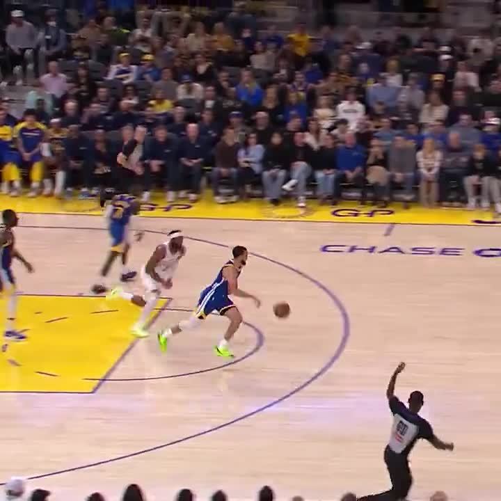 库里无球跑动对防守阵型的撕裂效果