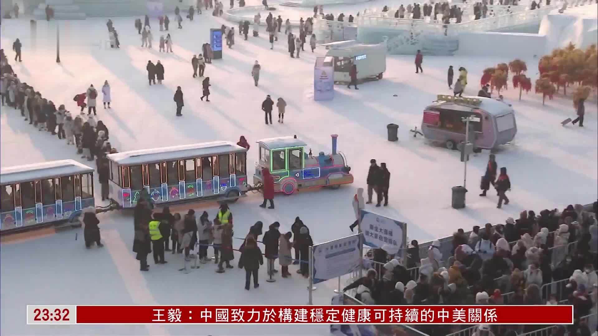 游客排长龙体验冰雪大世界超级冰滑梯