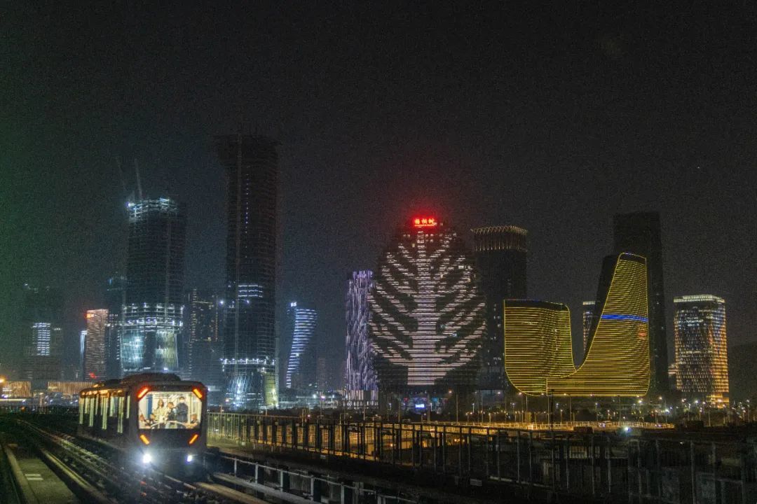 夜间的轻轨列车和不远处的横琴。(摄影/良豪)