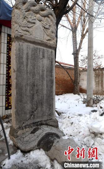 12月30日,成安县辛义乡东阳寺村新发现的明代万历六年古石碑。武成军 摄