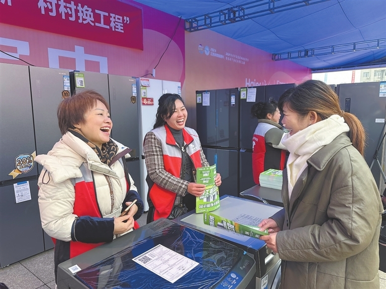 12月12日，江西省农村消费提振行动暨“家居家装、家电、汽车”三下乡活动在余干县启动，居民前来咨询家电购买优惠政策。江西日报全媒体记者 殷琪惠摄