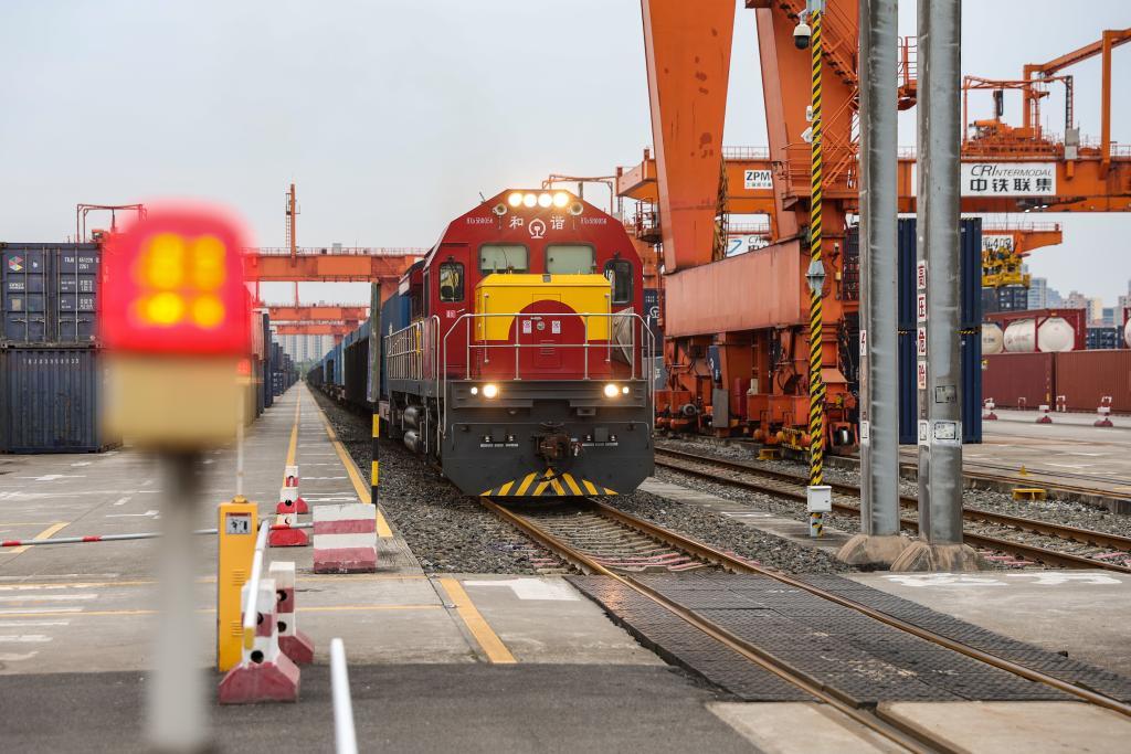 一列满载重质纯碱、汽油机等货物的西部陆海新通道班列,从位于重庆国际物流枢纽园区的重庆团结村中心站驶出。新华社记者 黄伟 摄