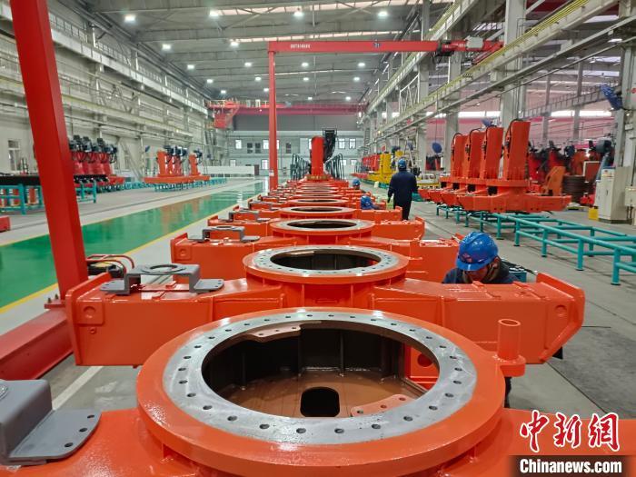 图为石家庄煤矿机械有限责任公司车间,工人正在组装产品。受访企业供图