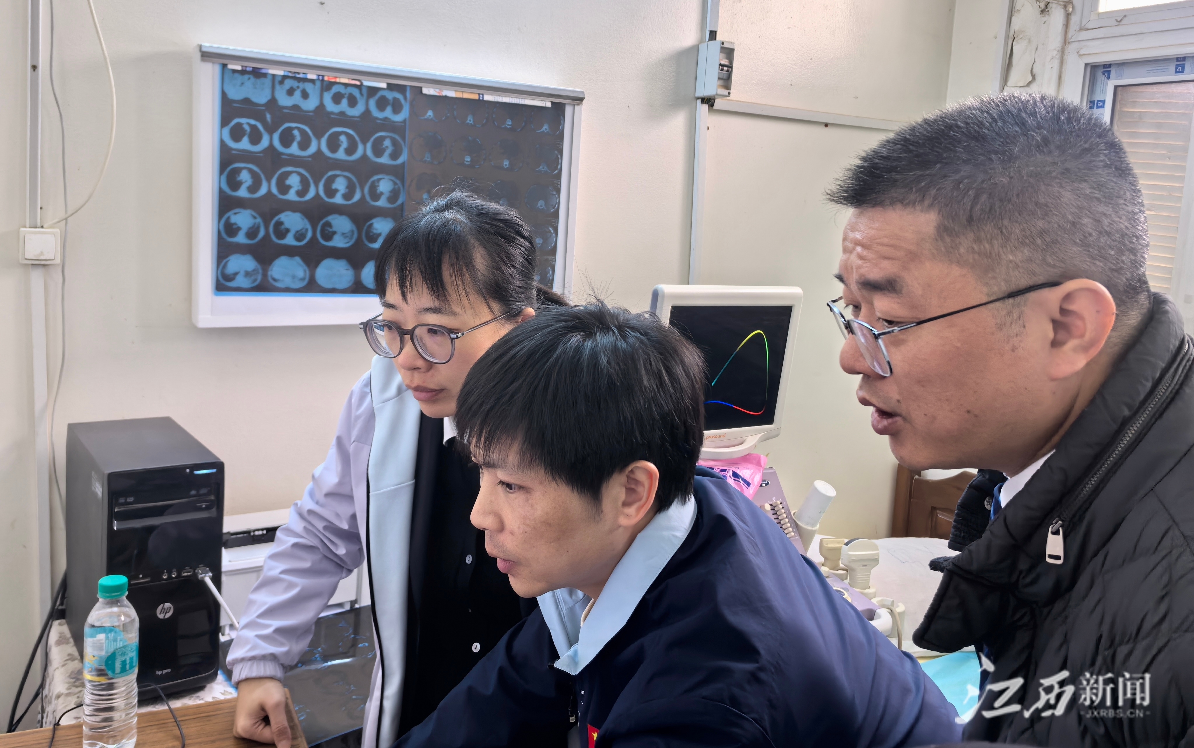 ▲西迪分队影像科新旧队员在科室交接工作