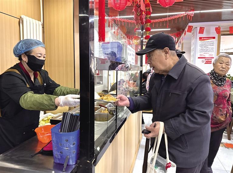 居民在社区食堂就餐