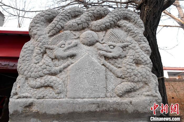 12月30日,成安县辛义乡东阳寺村新发现的明代万历六年古石碑碑首。武成军 摄