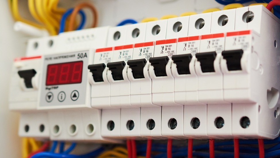 女子深夜网上找人修电闸被收近4千元，市场价不到六百，记者询问反被骂