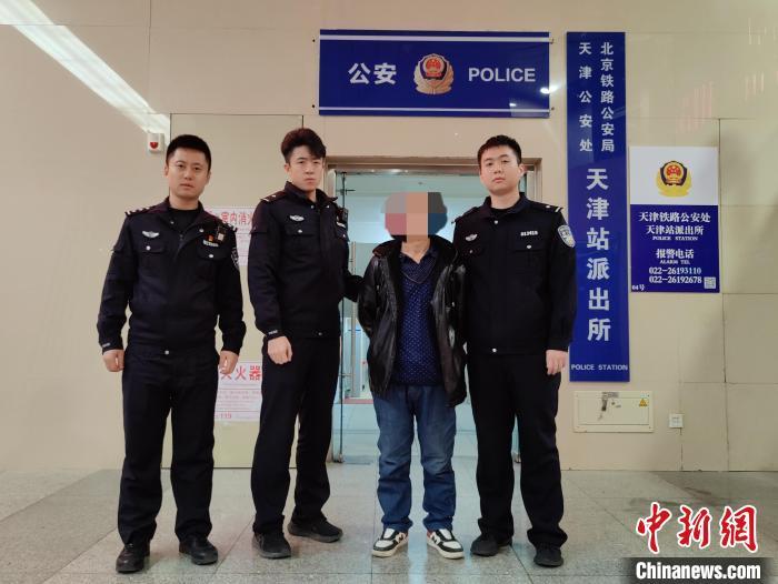 图为铁路警方将男子李某抓获。北京铁路公安局天津公安处供图
