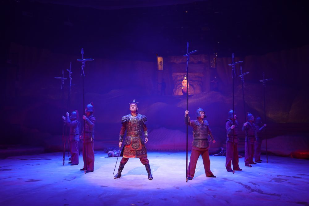 12月25日,演员在兰州野生动物园表演舞台剧《西境千年》。新华社记者 张智敏 摄