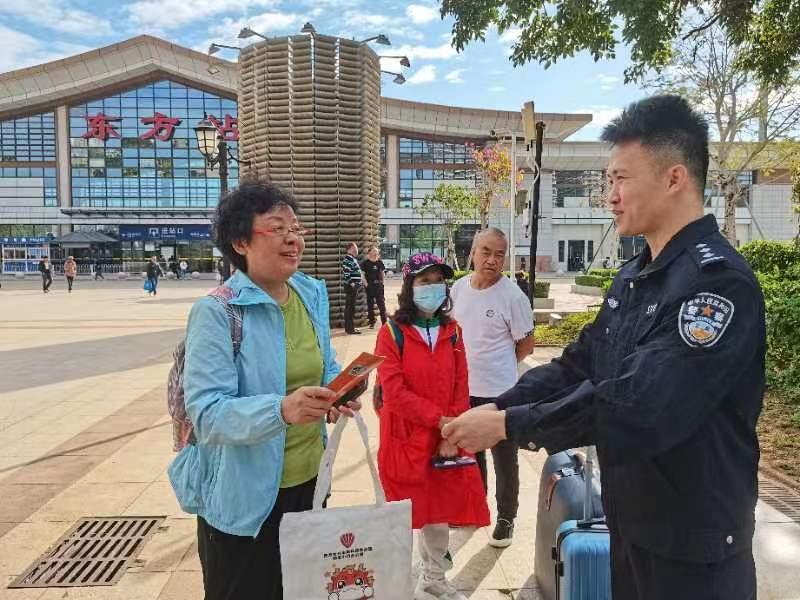 东方公安在元旦假期开展打击离岛免税 “套代购”反走私宣传活动