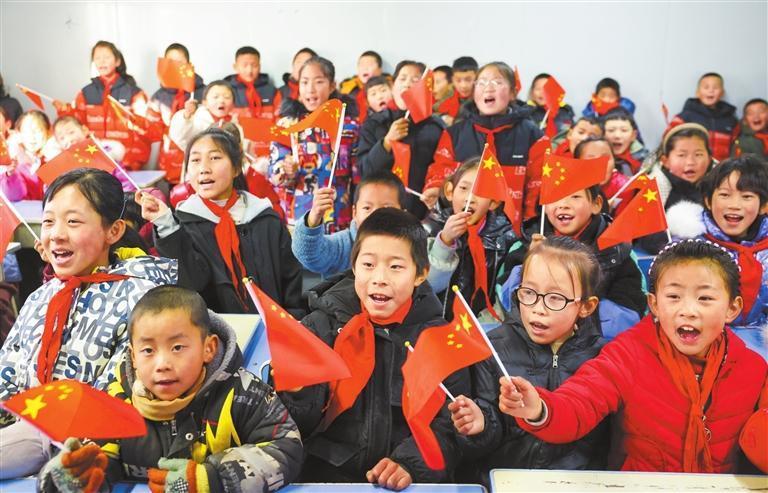 2023年12月27日，积石山县刘集乡团结村团结小学临时教学点的师生搬进了大平板房教室。