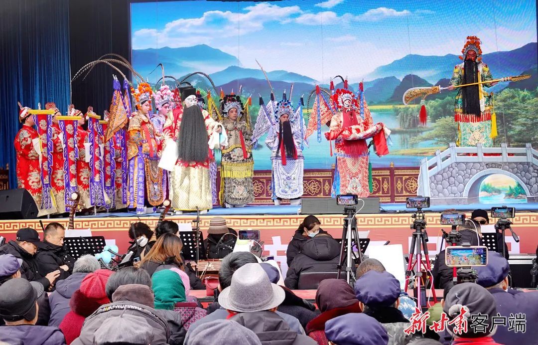 会宁县迎新年秦腔惠民演出暨农商旅产品促销活动在汉唐街举行　新甘肃&middot;甘肃日报通讯员　常琦彪