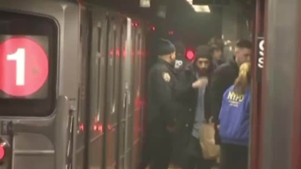 纽约发生地铁列车相撞事故，已造成8人受伤