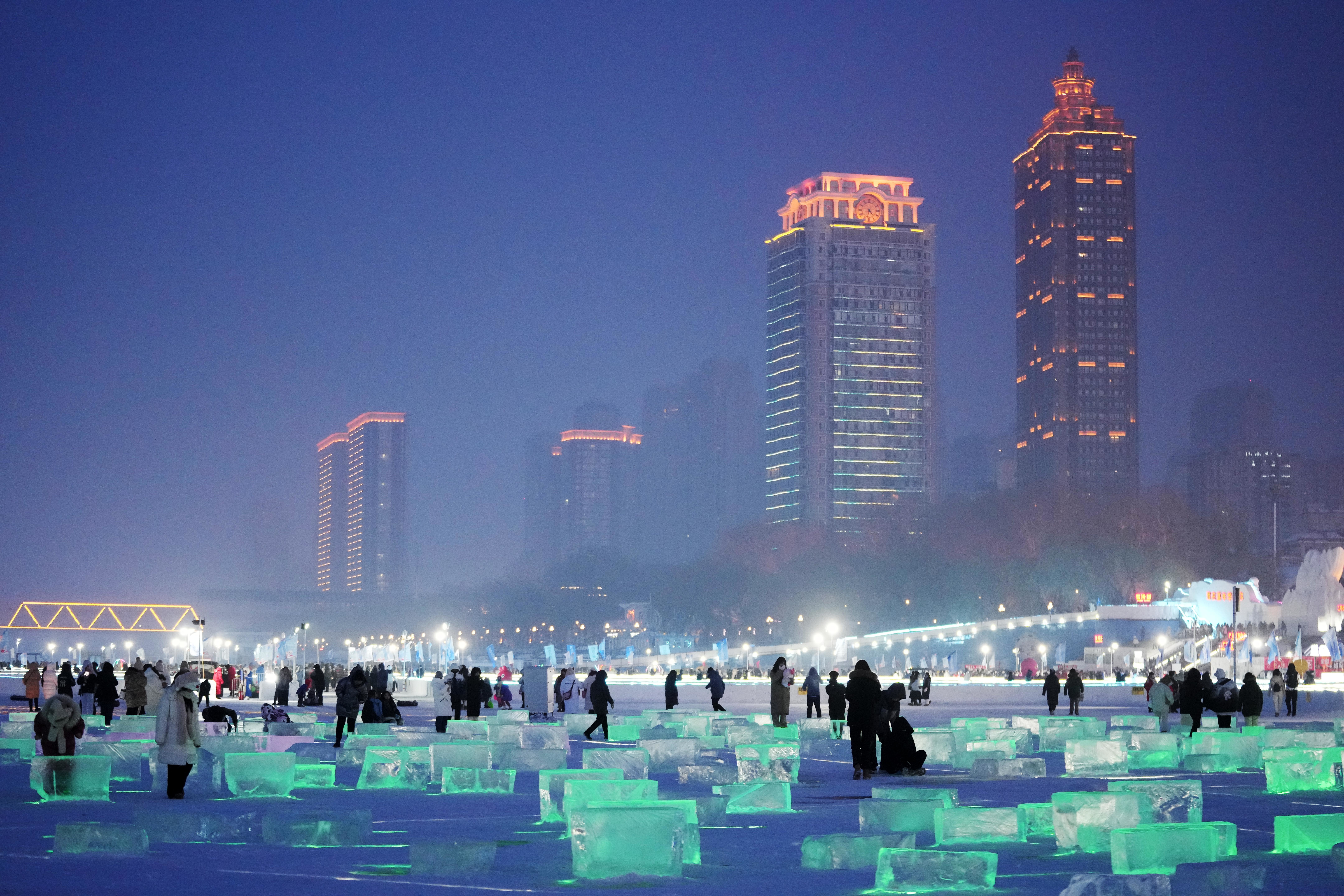 哈尔滨：松花江上“冰光秀场”引客来