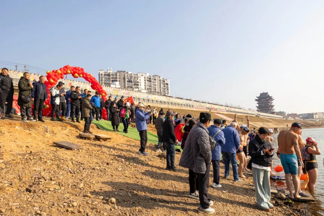 ▲市民驻足观看比赛